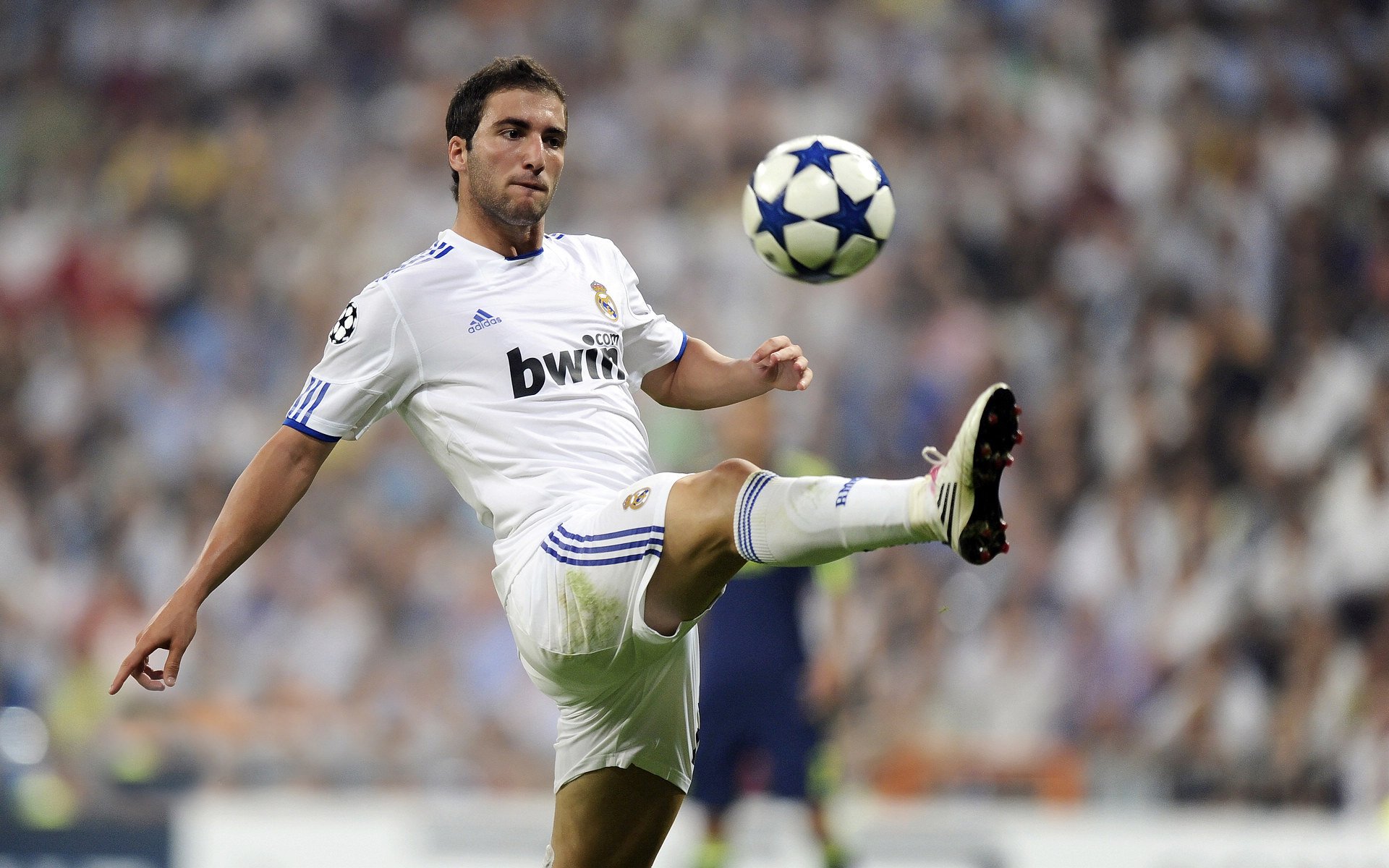 柯尔赞冲线瞬间引发现场欢呼，科尔阿赞