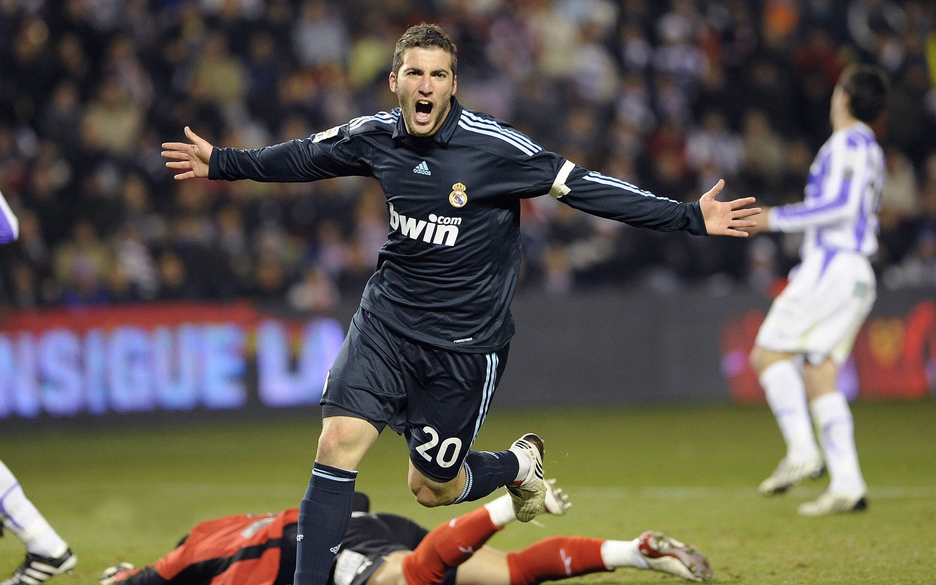 柯尔赞冲线瞬间引发现场欢呼，科尔阿赞